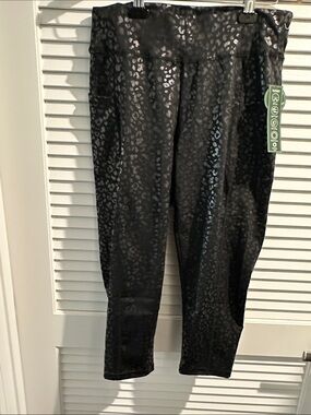 NWT R.A.G Black Leopard Shine 3/4 Length Capris with two side pockets.